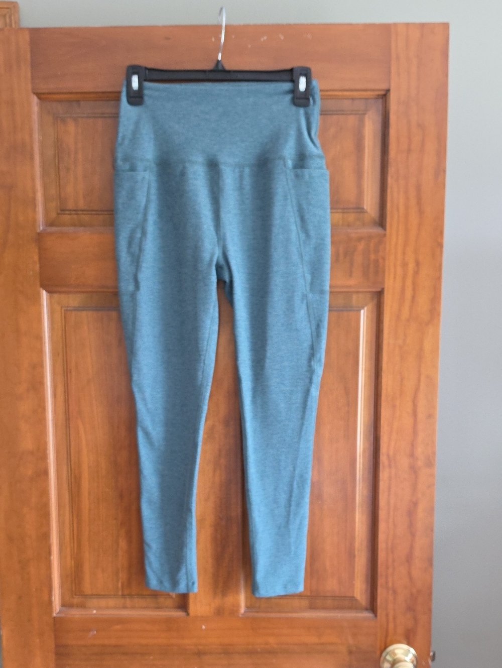 Beyond Yoga Cropped Heather Green Leggings with Side Pockets
